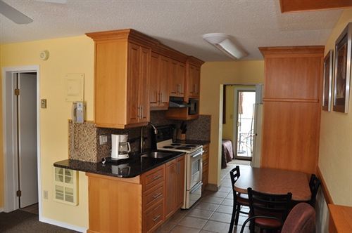 Safari Beach Resort Osoyoos Exterior photo